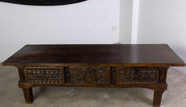 18th century Oak coffee table with a Plank top