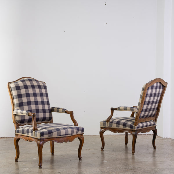 Pair of walnut armchairs with flat violin backs, backward armrests